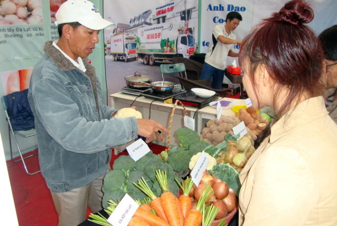 ​Trưng[-]bày[-]so[-]sánh[-]rau[-]Đà[-]Lạt[-]và[-]Trung[-]Quốc